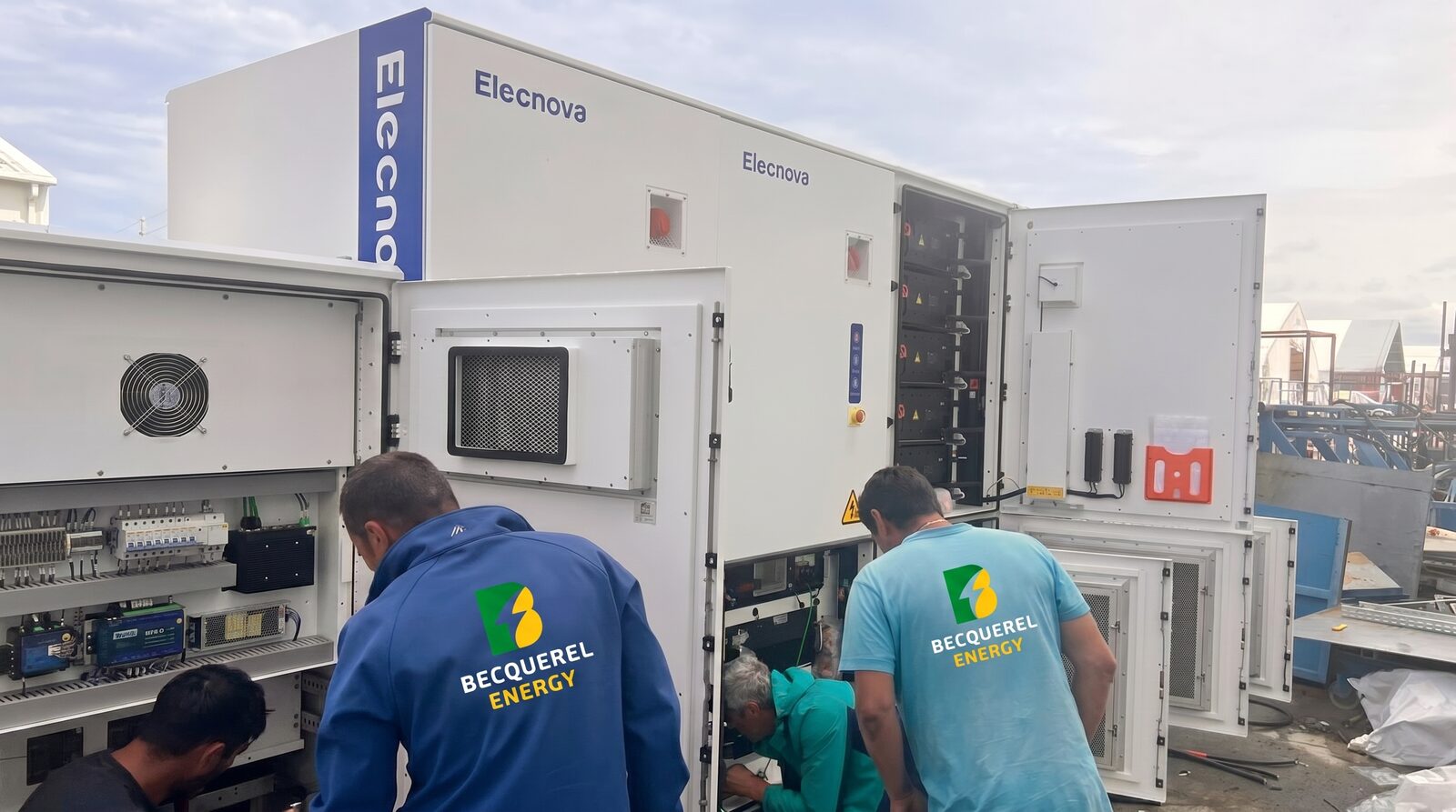 Echipa Becquerel Energy la montajul cabinetelor Elecnova
