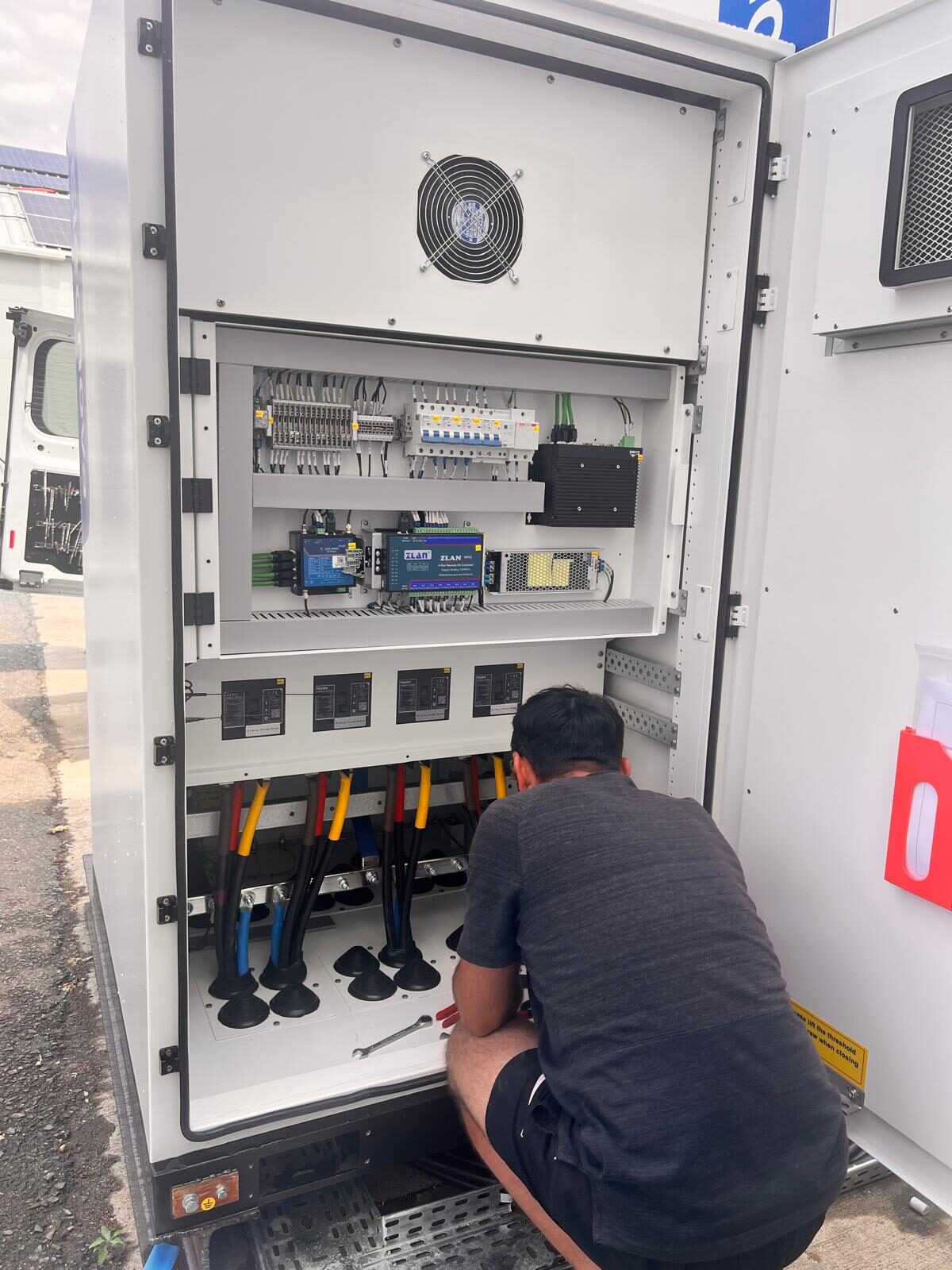 Tehnician Becquerel Energy la conectarea unui cabinet de baterii