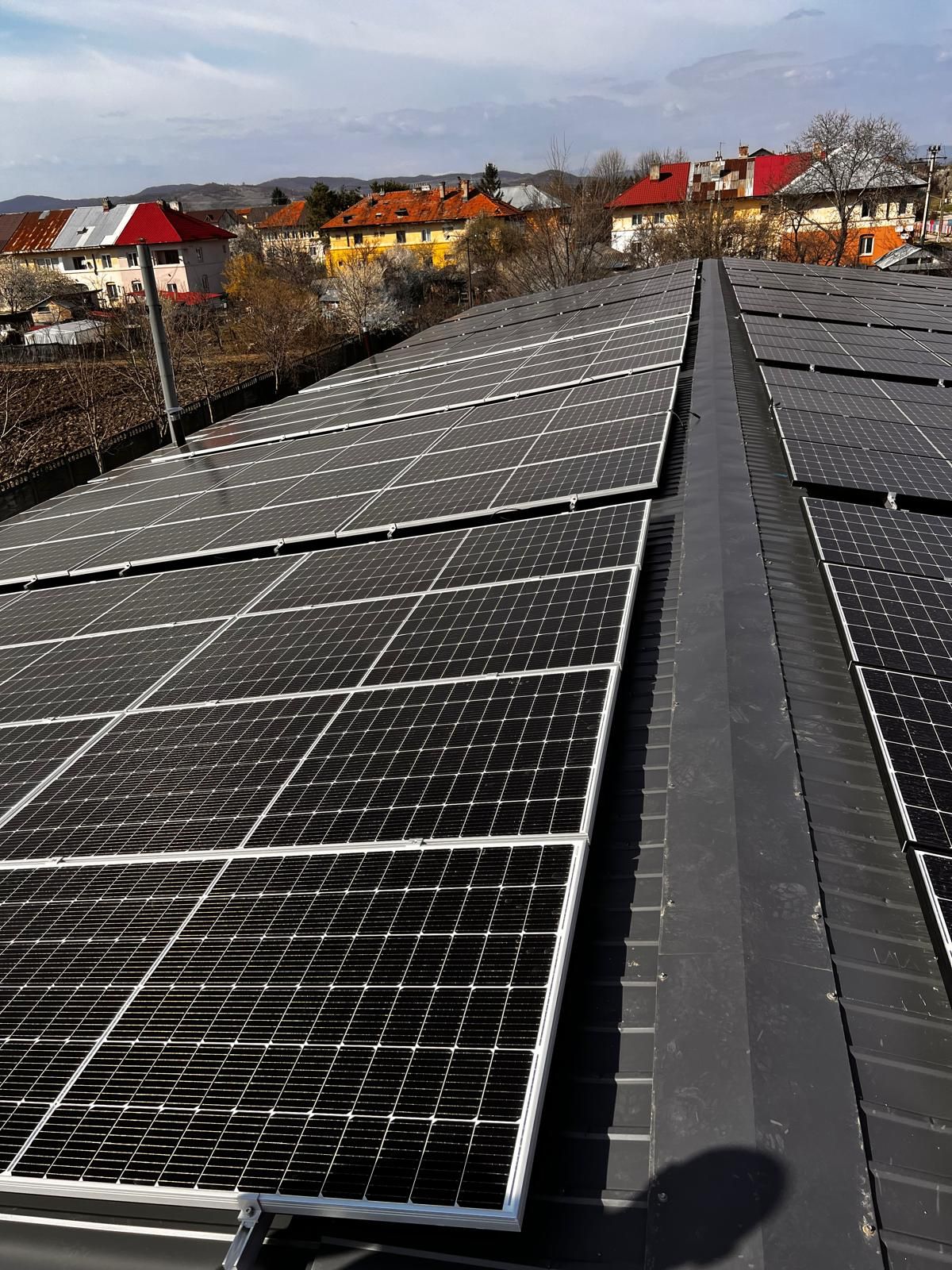 Instalare panouri fotovoltaice pe acoperiș