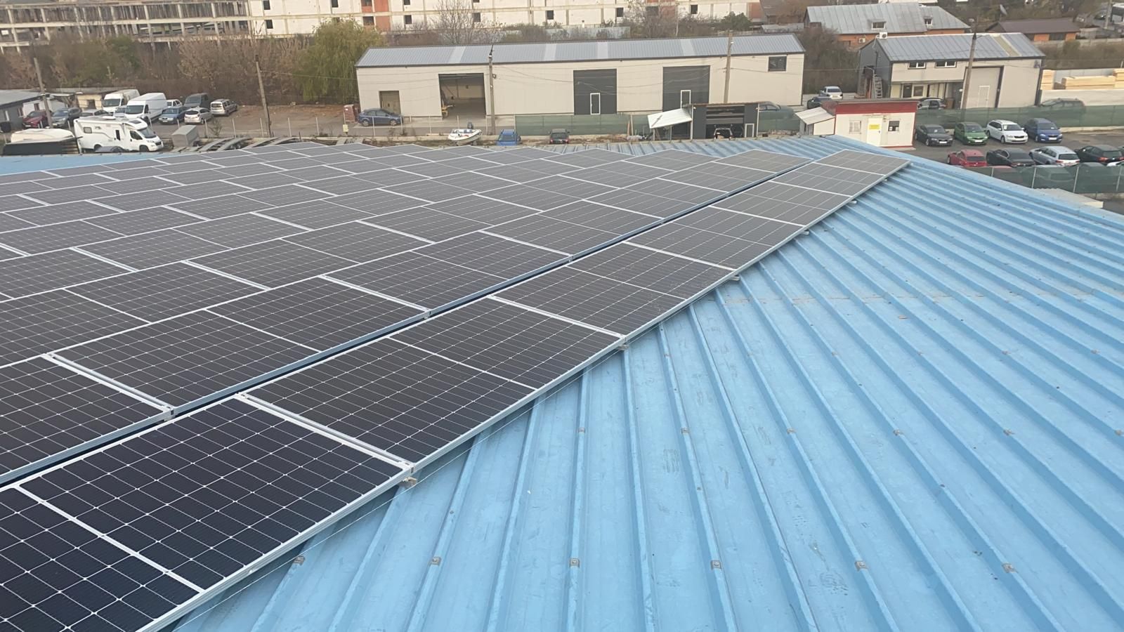 Instalație fotovoltaică pe acoperiș industrial