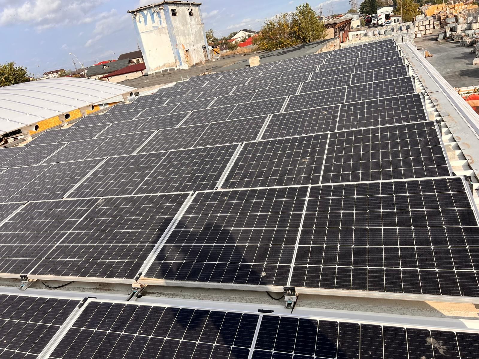 Rânduri de panouri fotovoltaice